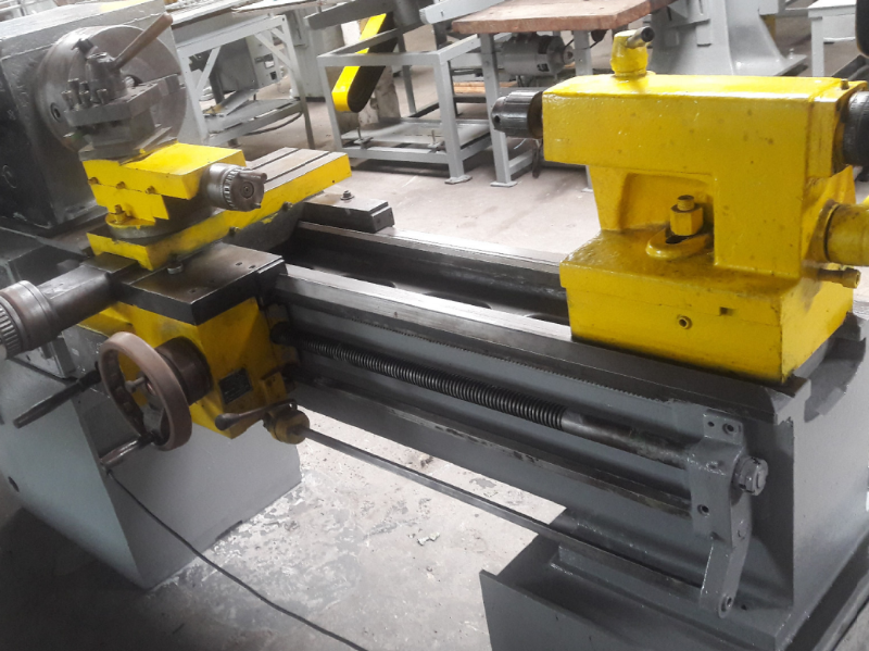  01 (um) torno mecânico, marca Nardini, modelo 300-II, dimensões1,5 mt entre pontas, diâmetro torneável de 500mm, ano 1997,220volts, 30A, gravação TM-01. De acordo com informações dooficial de justiça em 26/10/2018: 